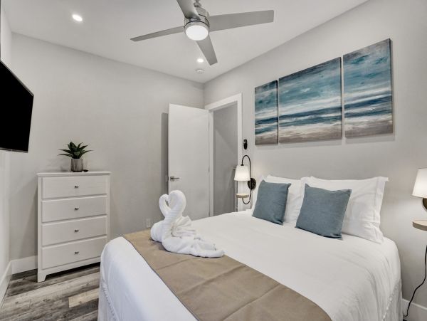 Hollywood Condo 978795