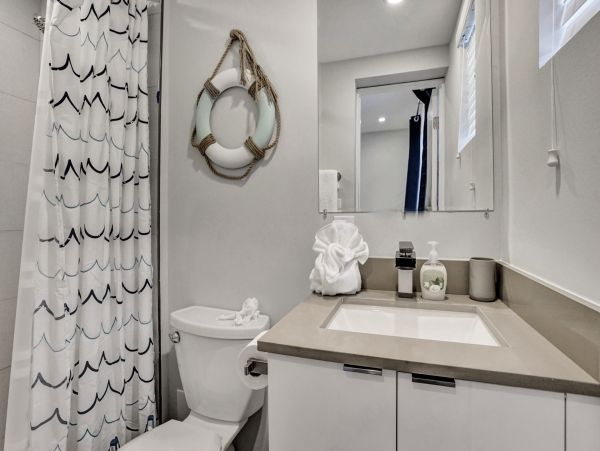 Hollywood Condo 978795