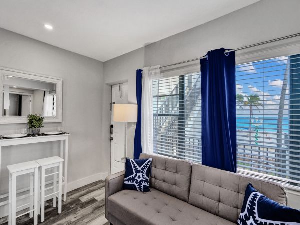 Hollywood Condo 978796