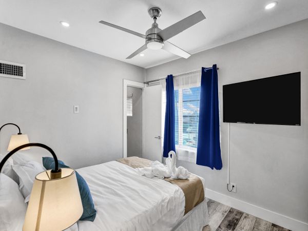 Hollywood Condo 978796