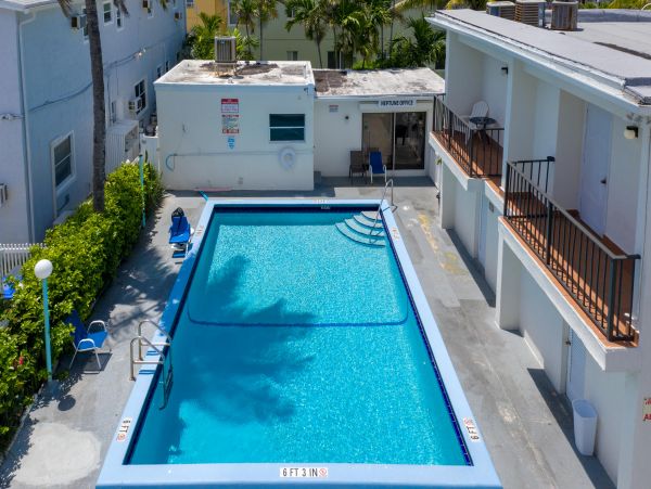 Hollywood Condo 978796