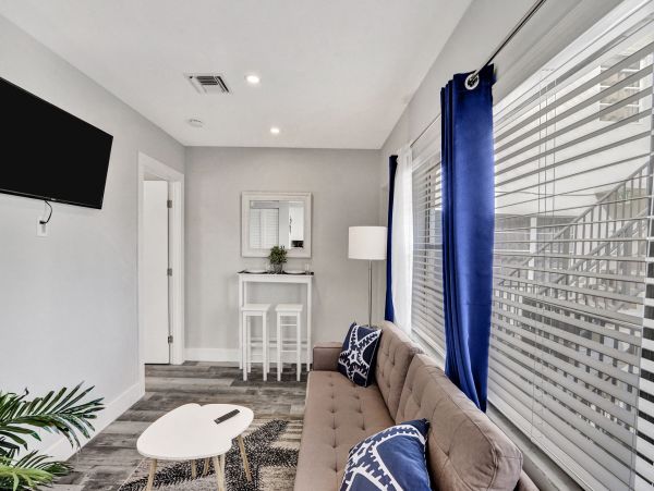 Hollywood Condo 978796