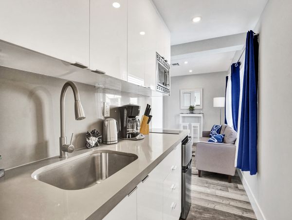 Hollywood Condo 978796
