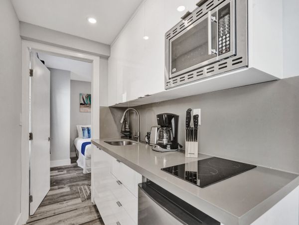 Hollywood Condo 978796