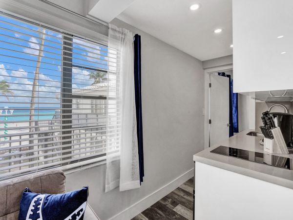 Hollywood Condo 978796