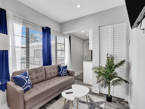 Hollywood Condo 978796