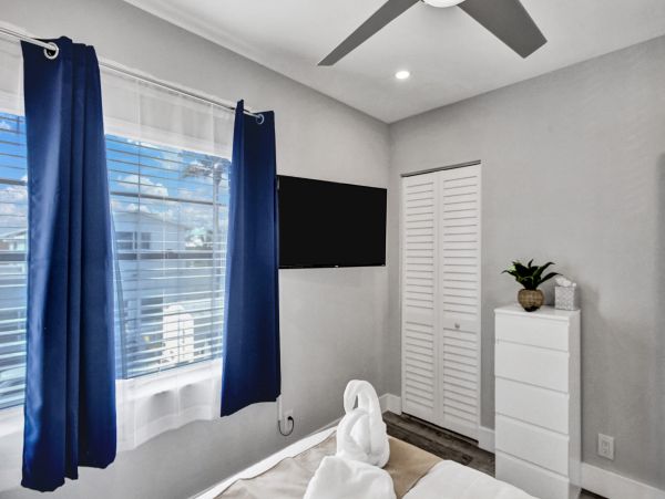 Hollywood Condo 978796