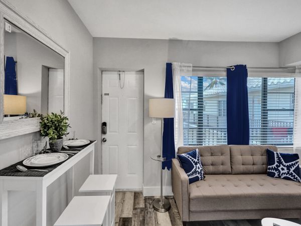 Hollywood Condo 978796