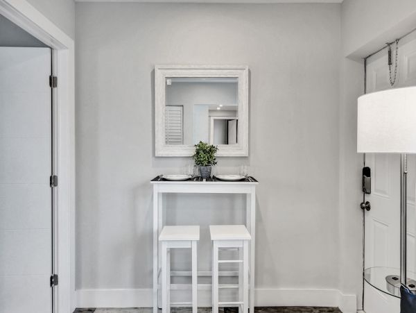 Hollywood Condo 978796
