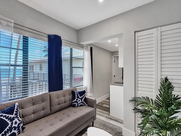 Hollywood Condo 978796