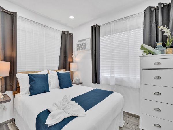 Hollywood Condo 978797