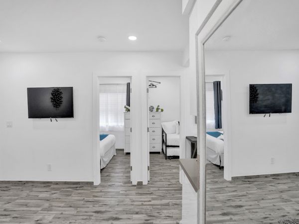 Hollywood Condo 978797