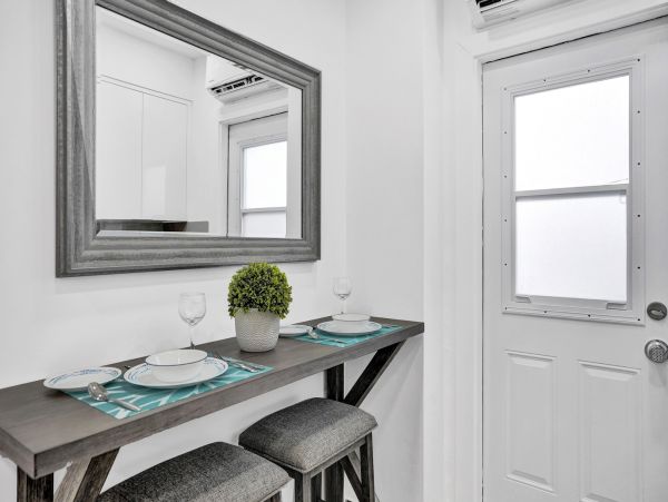Hollywood Condo 978797
