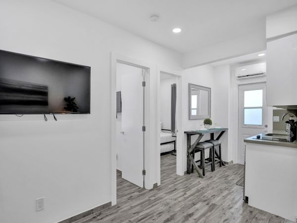 Hollywood Condo 978797