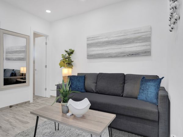 Hollywood Condo 978797