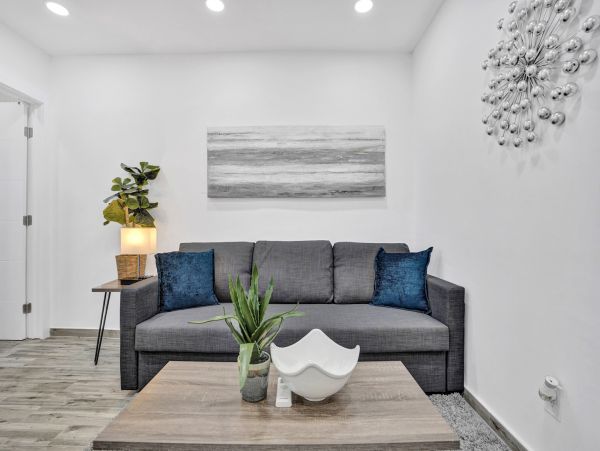 Hollywood Condo 978797