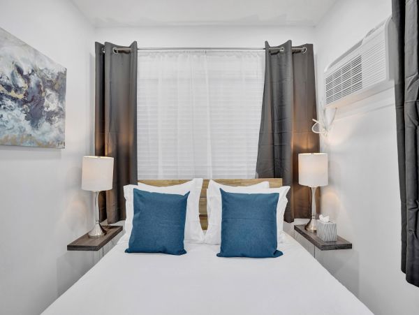 Hollywood Condo 978797