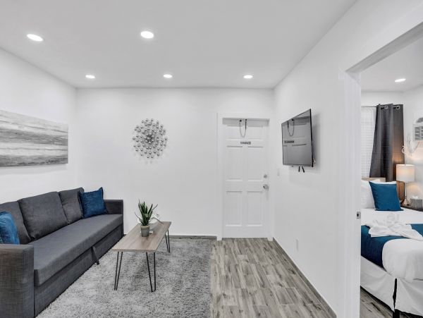 Hollywood Condo 978797