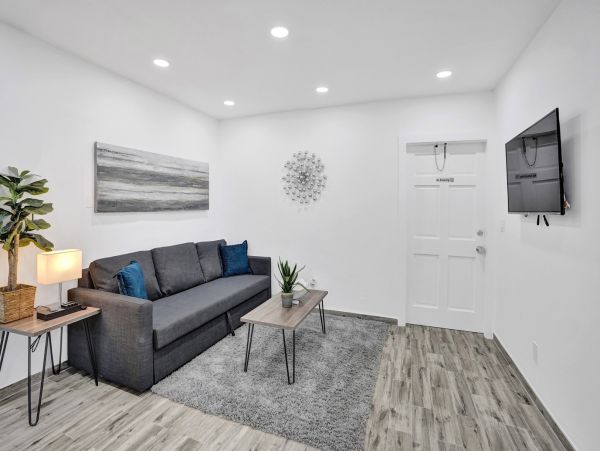 Hollywood Condo 978797