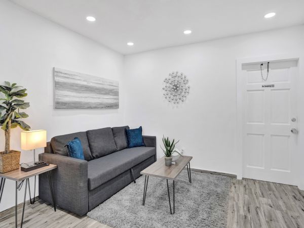 Hollywood Condo 978797