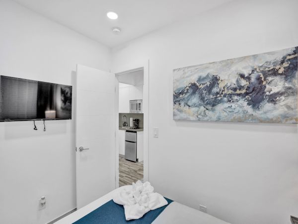 Hollywood Condo 978797