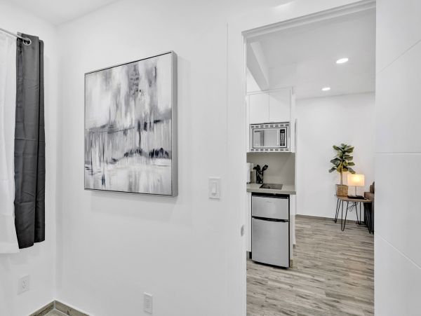 Hollywood Condo 978797