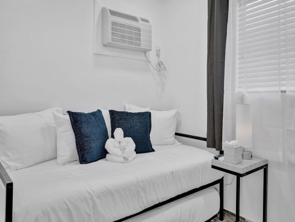 Hollywood Condo 978797