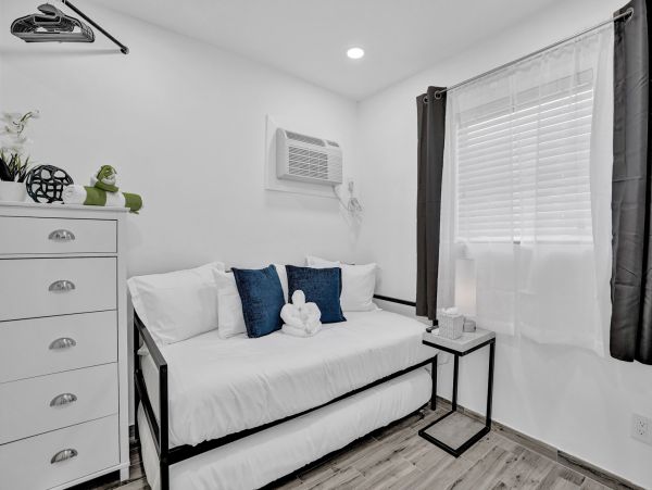 Hollywood Condo 978797