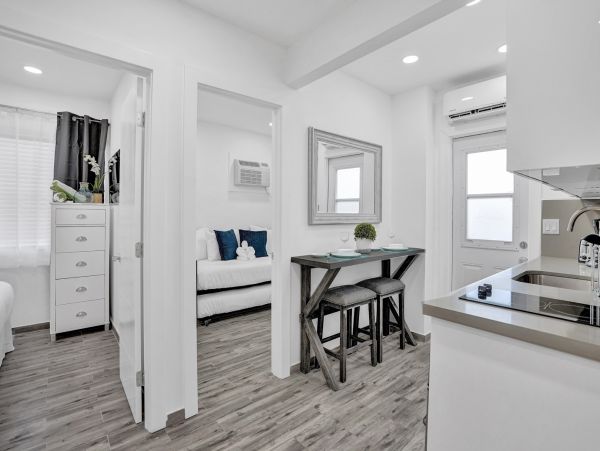 Hollywood Condo 978797