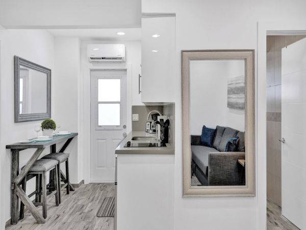 Hollywood Condo 978797