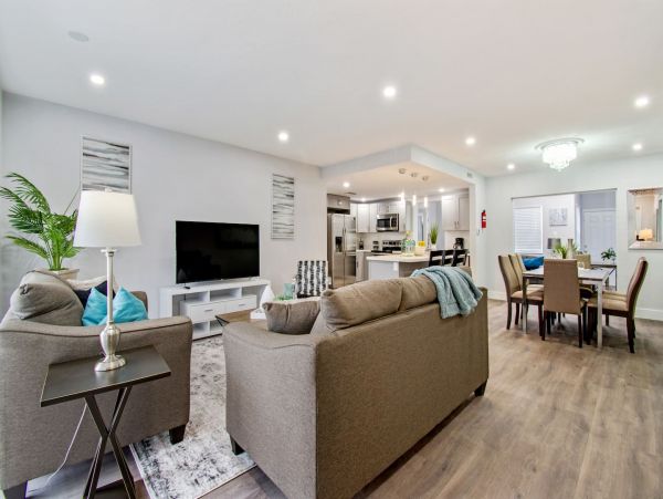 Hollywood Home 978798