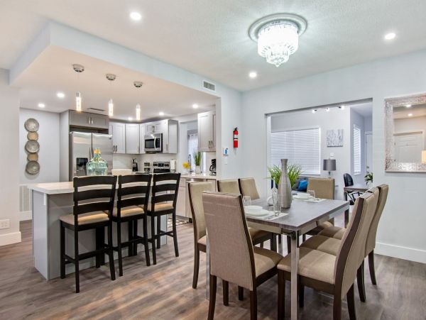 Hollywood Home 978798
