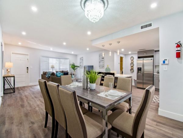 Hollywood Home 978798