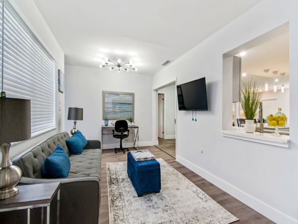 Hollywood Home 978798