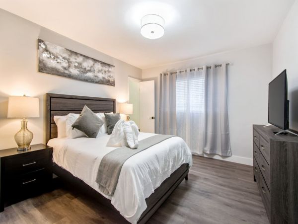 Hollywood Home 978798