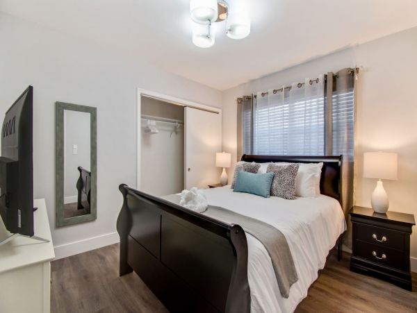Hollywood Home 978798