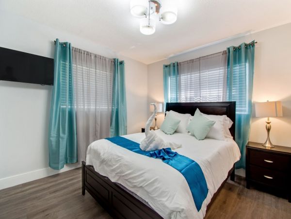 Hollywood Home 978798