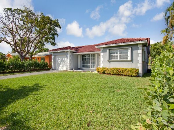 Hollywood Home 978798