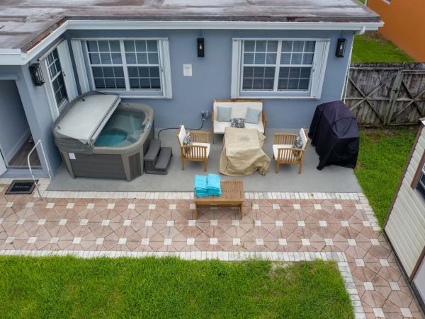 Hollywood Home 978798