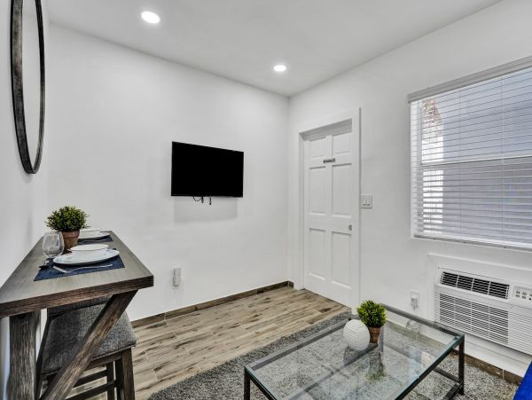 Hollywood Home 978799