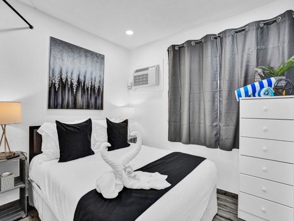 Hollywood Condo 978800