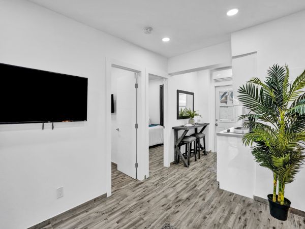 Hollywood Condo 978800