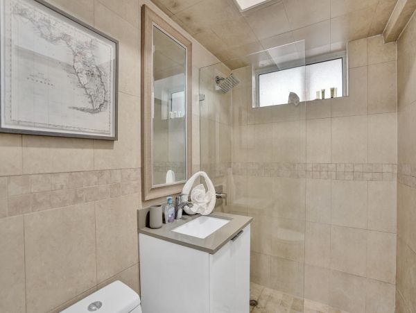 Hollywood Condo 978800