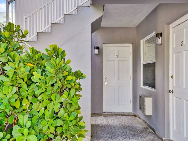 Hollywood Condo 978800