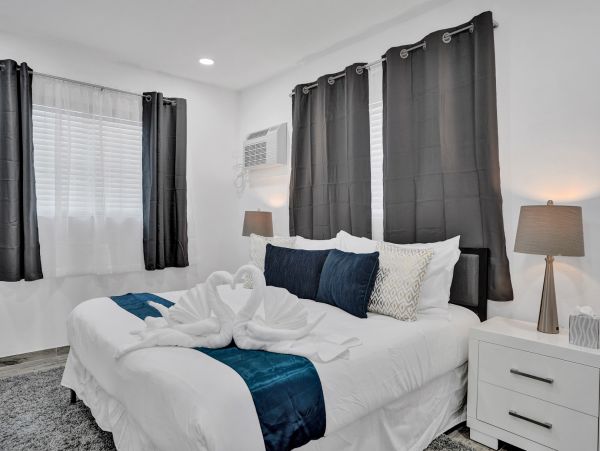 Hollywood Condo 978802