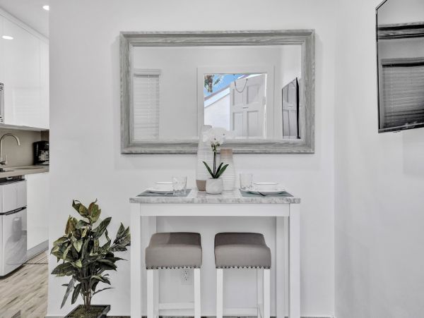 Hollywood Condo 978802