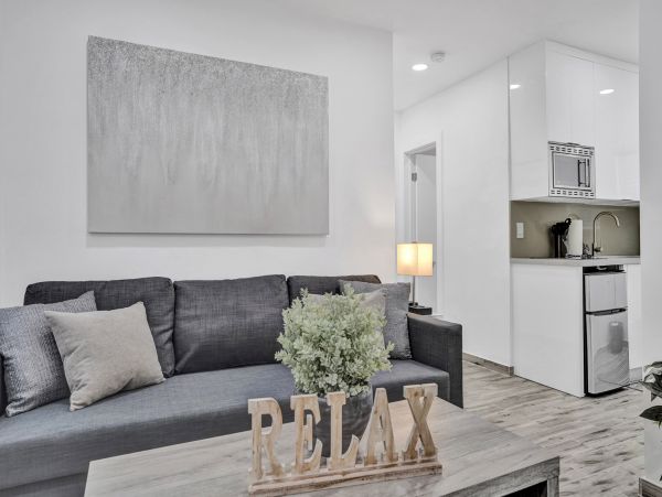 Hollywood Condo 978802