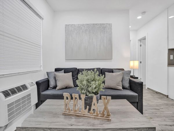 Hollywood Condo 978802