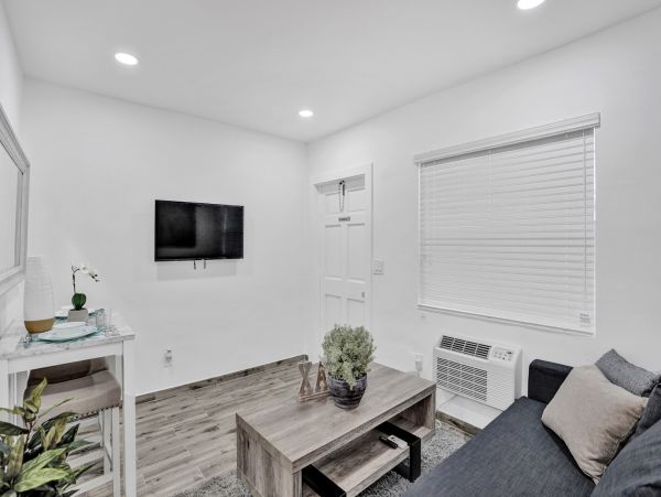 Hollywood Condo 978802