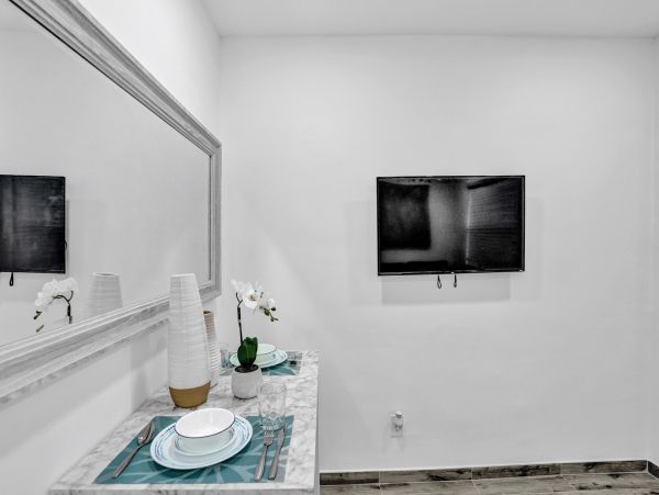 Hollywood Condo 978802